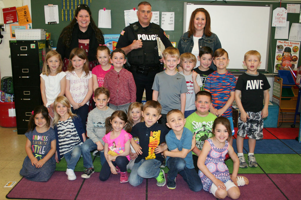 Kindergartners with police officer