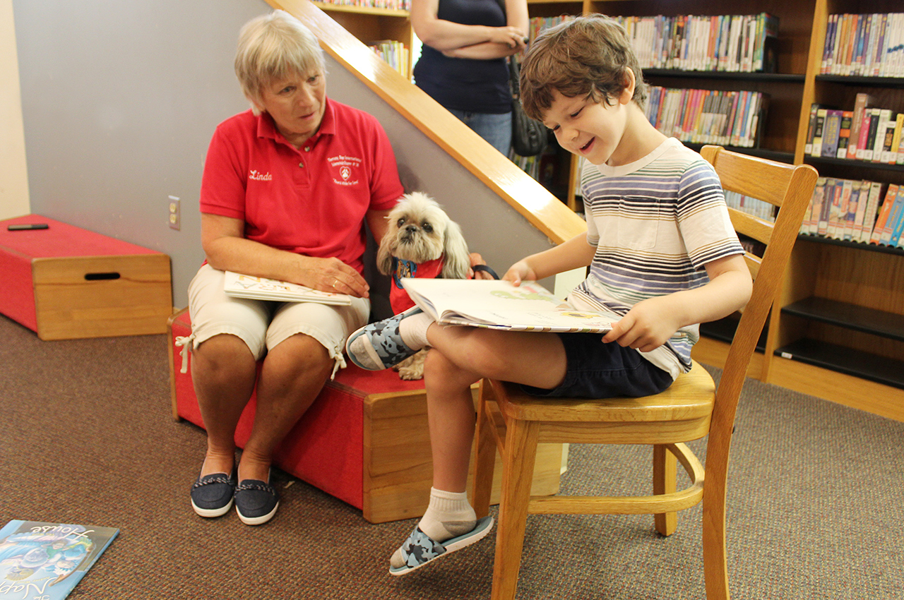 Student reads to therapy dog